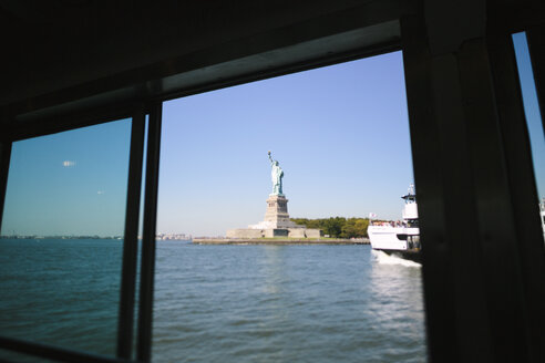 USA, New York City, Freiheitsstatue von einem Boot aus gesehen - GIOF000103