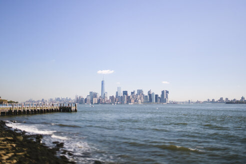 USA, New York City, Blick auf die Skyline - GIOF000110