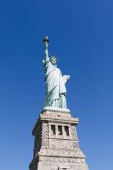 USA, New York City, Freiheitsstatue vor blauem Himmel - GIOF000105