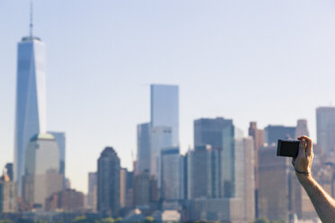 USA, New York City, tourist taking a picture of the skyline - GIOF000111