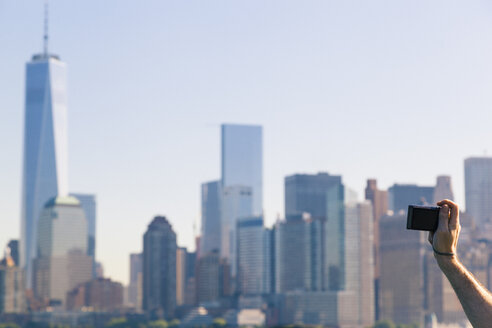 USA, New York City, Tourist beim Fotografieren der Skyline - GIOF000111