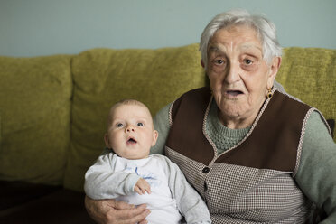 Old woman and her great-grandson sitting on the couch - RAEF000456