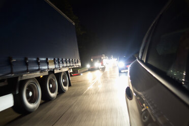 Stau auf der Autobahn bei Nacht - NDF000539