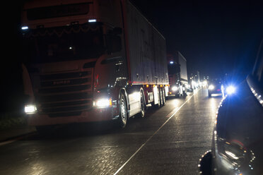 Stau auf der Autobahn bei Nacht - NDF000552