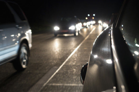 Stau auf der Autobahn bei Nacht, lizenzfreies Stockfoto