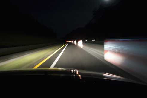 Fahren auf leerer Straße bei Nacht - NDF000541