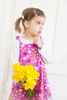 Porträt eines kleinen Mädchens mit einem Strauß Narzissen - LVF003780