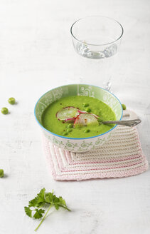 Frische Erbsensuppe mit roten Radieschen in Schale - MYF001145