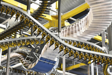 Conveyor belts with newspapers in a printing shop - LYF000463