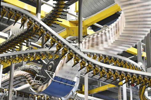 Conveyor belts with newspapers in a printing shop - LYF000463