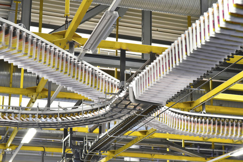 Fließbänder mit Zeitungen in einer Druckerei, lizenzfreies Stockfoto