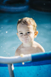 Portrait of little boy in a paddling pool - JRFF000047