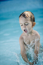 Little boy splashing in a paddling pool - JRFF000049