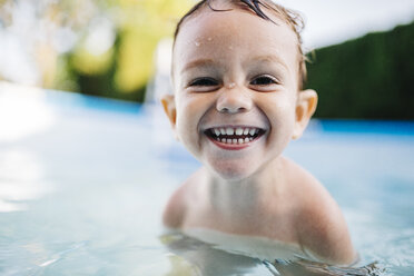 Portrait of happy little boy in a paddling pool - JRFF000050