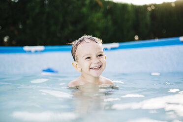 Portrait of happy little boy in a paddling pool - JRFF000052