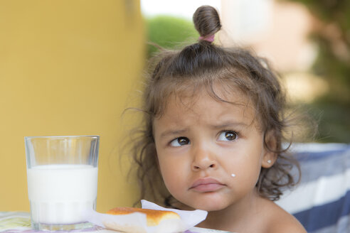 Porträt eines unglücklichen kleinen Mädchens mit Frühstück - ERLF000028