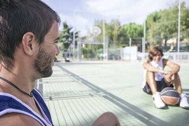 Friends playing basketball, taking a break - ABZF000112