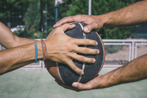 Männer halten Basketball - ABZF000113