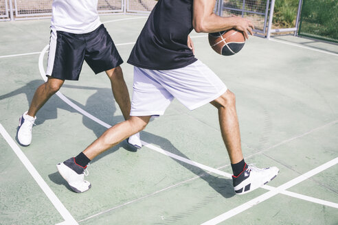 Junge Männer spielen Basketball - ABZF000118