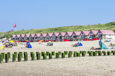 Niederlande, Domburg, Strand mit Häusern - THAF001429