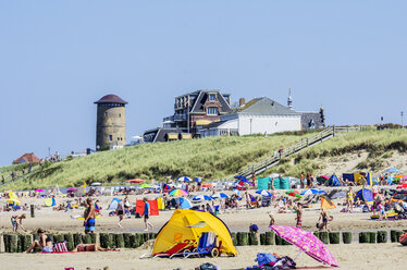 Netherlands, Domburg, beach with holidaymakers - THAF001431