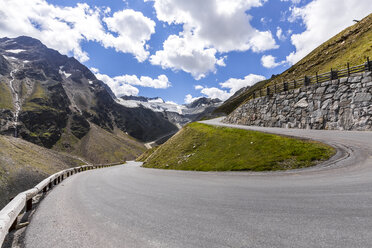 Österreich, Sölden, Blick auf den Rettenbachgletscher und die leere Ötztaler Gletscherstraße - STSF000879