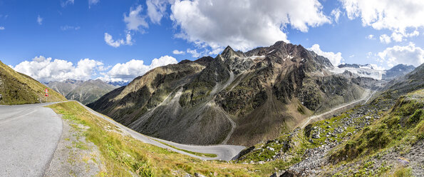 Österreich, Sölden, Blick auf den Rettenbachgletscher und die leere Ötztaler Gletscherstraße - STSF000881