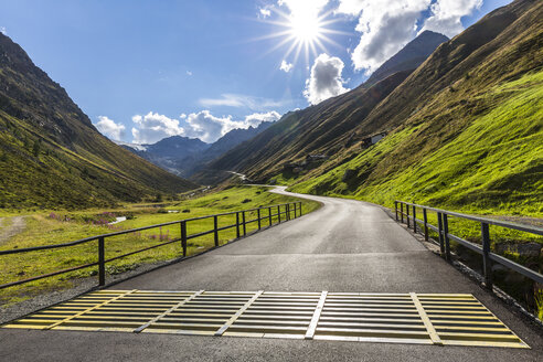 Österreich, Sölden, Blick auf den Rettenbachgletscher und die leere Ötztaler Gletscherstraße - STSF000883