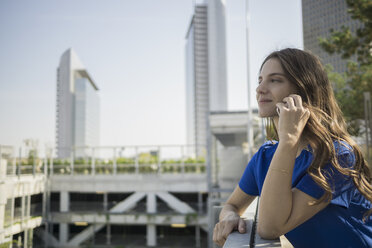 Deutschland, Frankfurt, Geschäftsfrau beim Telefonieren mit Smartphone - RIBF000287