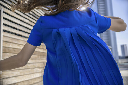 Deutschland, Frankfurt, Rückenansicht einer Geschäftsfrau im blauen Kleid - RIBF000296