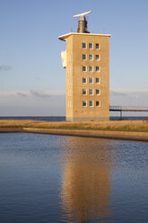 Deutschland, Niedersachsen, Cuxhaven, Radarturm an der Küste - WIF002614