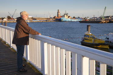 Deutschland, Niedersachsen, Cuxhaven, Senior am Hafen mit Blick auf die Aussicht - WIF002615