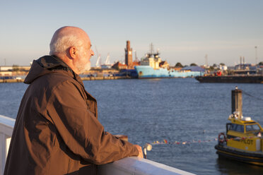 Deutschland, Niedersachsen, Cuxhaven, Senior am Hafen mit Blick auf die Aussicht - WIF002616