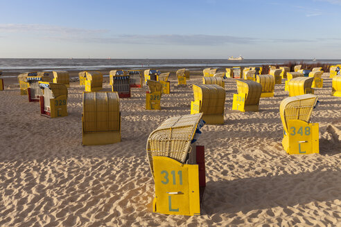 Deutschland, Niedersachsen, Cuxhaven, Strand mit Strandkörben im Abendlicht - WIF002617