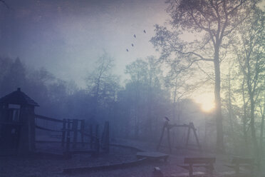 Spielplatz im nebligen Herbstmorgen, strukturierter Effekt - DWIF000594