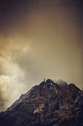 Silhouette eines Mannes auf einem Berggipfel, Wolken - DWIF000591