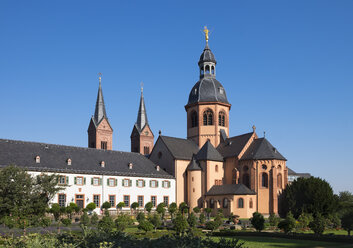 Deutschland, Hessen, Seligenstadt, Basilika St. Marcellinus und Petrus mit Klostergarten - SIEF006777