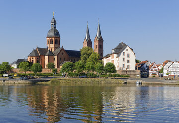 Deutschland, Hessen, Seligenstadt, Fluss Main und Basilika St. Marcellinus und Petrus - SIEF006776