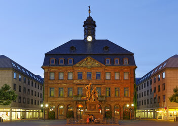Deutschland, Hessen, Hanau, Rathaus Neustadt mit Brüder-Grimm-Denkmal - SIEF006770