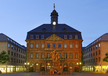 Germany, Hesse, Hanau, Neustadt town hall with Brothers Grimm monument - SIEF006770