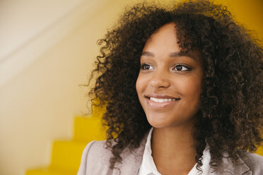 Porträt eines lächelnden Teenagers mit Afro - MFF002101