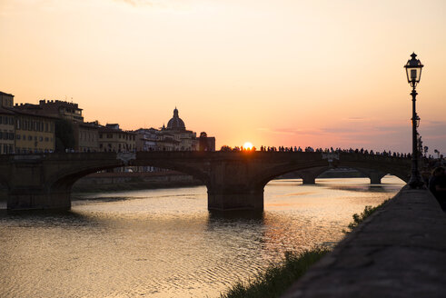 Italien, Florenz, Touristen genießen den Sonnenuntergang an der Ponte Santa Trinita - GEMF000354