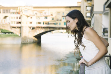 Italien, Florenz, Frau vor der Ponte Vecchio - GEMF000355