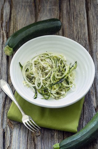 Schüssel mit geschnittenen Zucchini, lizenzfreies Stockfoto