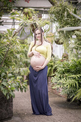 Porträt einer schwangeren Frau in einem Gewächshaus - ASCF000370