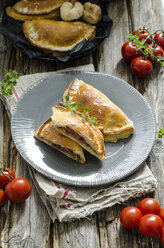 Gefüllte Calzone mit Tomaten, Salami und Salbei - ODF001270