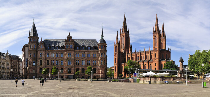 Deutschland, Hessen, Wiesbaden, Marktkirche und neues Rathaus links - BTF000393