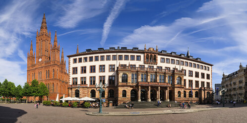 Deutschland, Hessen, Wiesbaden, Marktkirche und Neues Rathaus direkt am Schlossplatz, Panorama - BTF000395