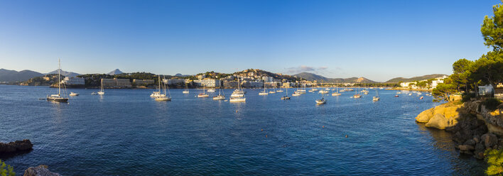 Spanien, Mallorca, Blick auf die Bucht von Santa Ponca, Costa de la Calma, Panorama - AMF004191
