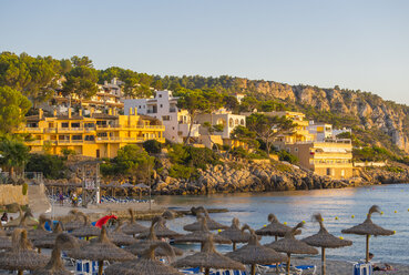 Spanien, Balearische Inseln, Mallorca, Blick auf die Bucht von Sant Elm, Strand am Abend - AMF004192